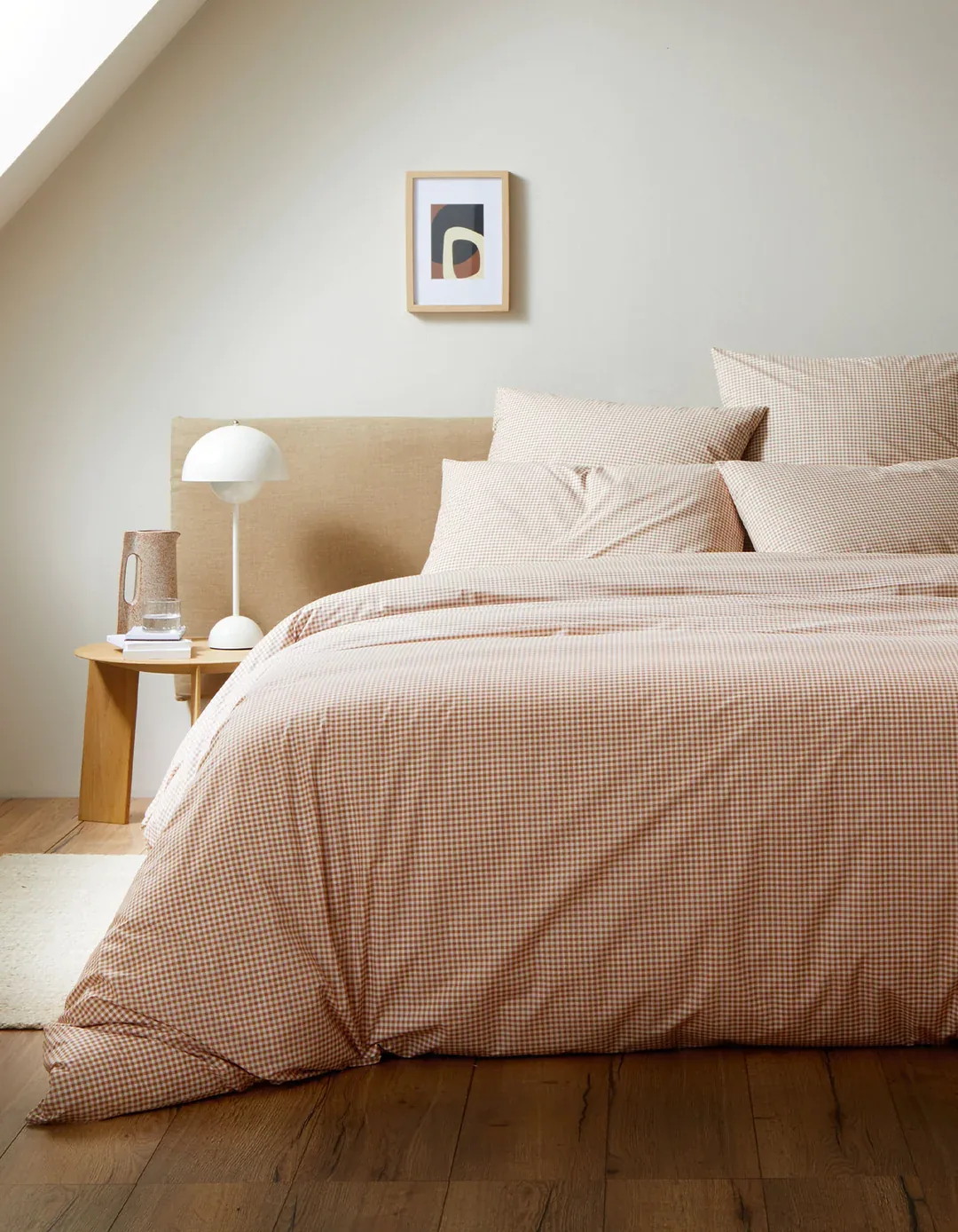Chambre apaisante avec linge de lit soigné